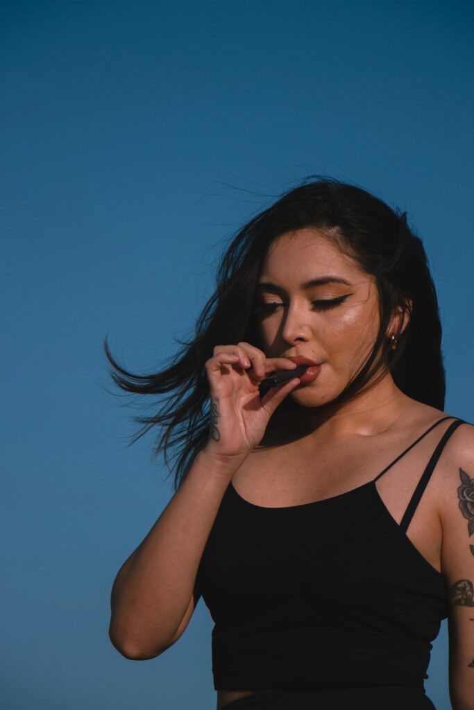 beginner using a live resin vape pen